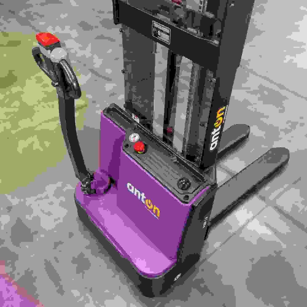 Imagem do produto n.º 2: Empilhador elétrico AntOn by Jungheinrich PSM 1.2, com mastro de elevação telescópico duplo, capacidade de carga de 1200 kg, altura de elevação de 2522 mm