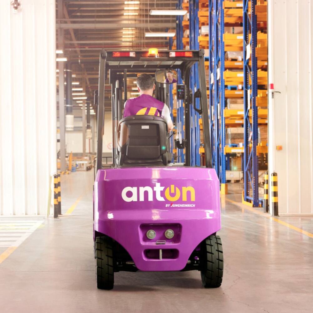 Imagem do produto n.º 4: AntOn by Jungheinrich empilhador elétrico CBH 3.5 com mastro de elevação telescópico duplo, altura de elevação de 3300 mm, capacidade de carga de 3500 kg, inclusive carregador externo 80 V, 60 A, CEE, 5-pin