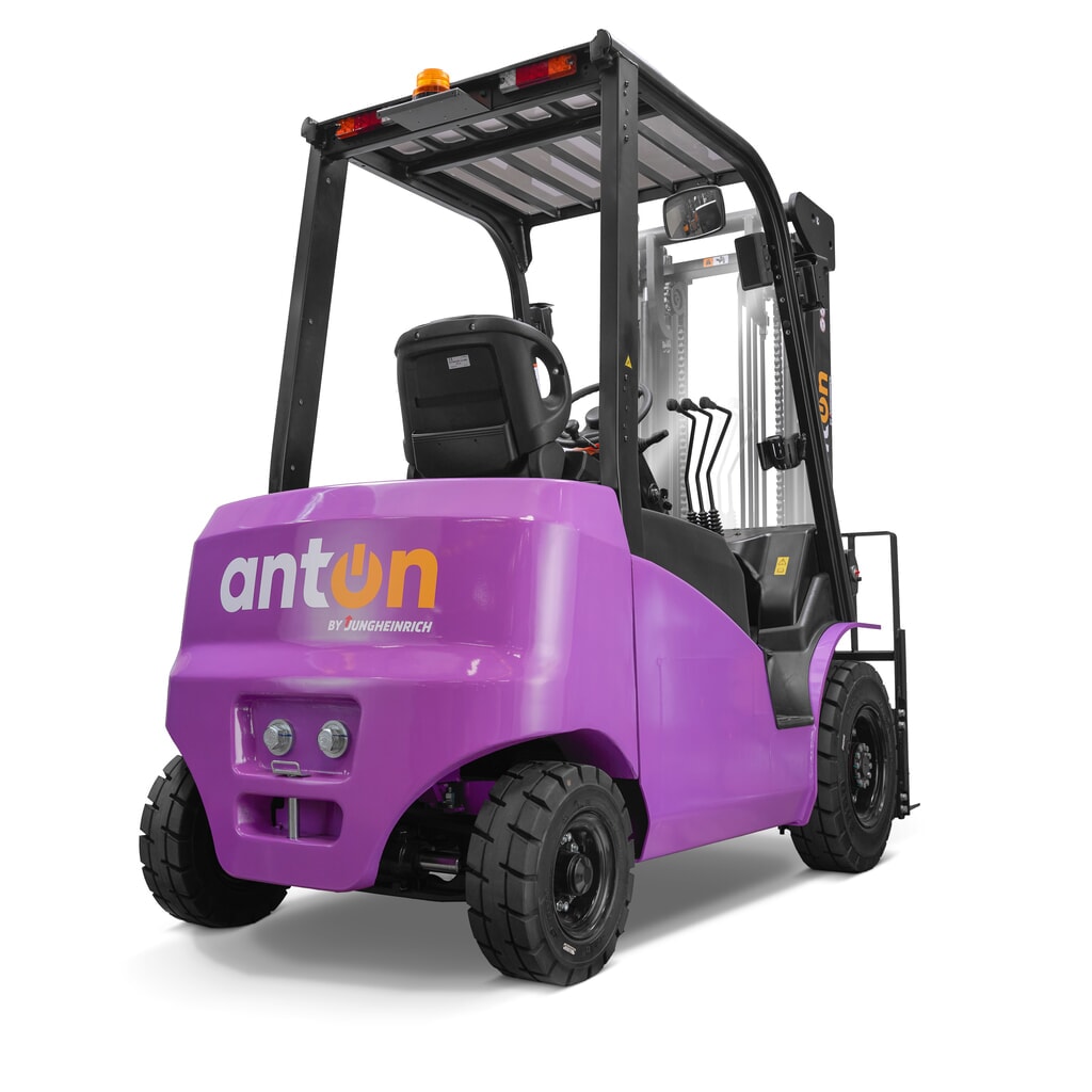 AntOn by Jungheinrich empilhador elétrico CBH 3.5 com mastro de elevação telescópico triplo, altura de elevação de 4800 mm, capacidade de carga de 3500 kg, cabina de proteção contra intempéries Eco, inclusive carregador externo 80 V, 60 A, CEE, Imagem do produto n.º 3: AntOn by Jungheinrich empilhador elétrico CBH 3.5 com mastro de elevação telescópico triplo, altura de elevação de 4800 mm, capacidade de carga de 3500 kg, cabina de proteção contra intempéries Eco, inclusive carregador externo 80 V, 60 A, CEE,
