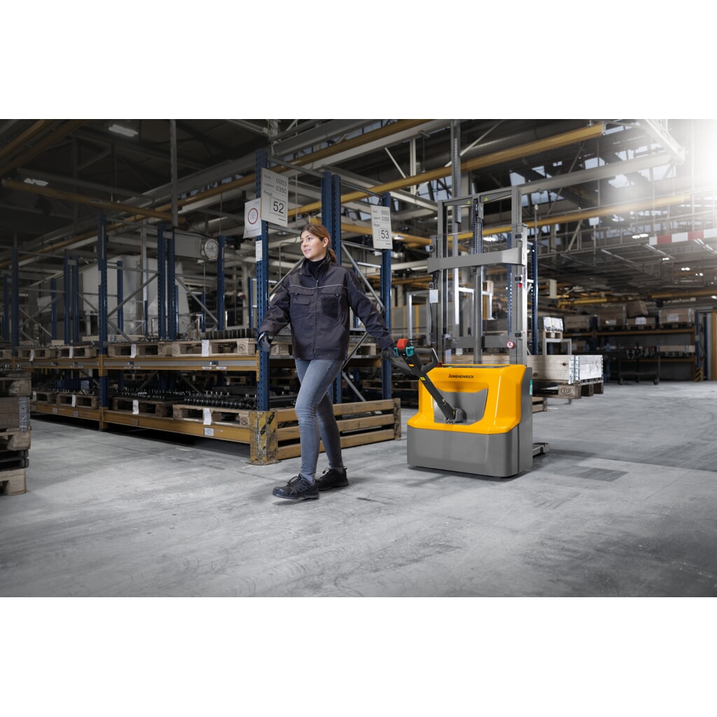 Stacker Jungheinrich de plataforma de alta elevação de iões de lítio AMC 12, capacidade de carga de 1200 kg, mastro de elevação telescópico duplo, altura de elevação de 2600 mm Imagem do produto n.º 7: Stacker Jungheinrich de plataforma de alta elevação de iões de lítio AMC 12, capacidade de carga de 1200 kg, mastro de elevação telescópico duplo, altura de elevação de 2600 mm