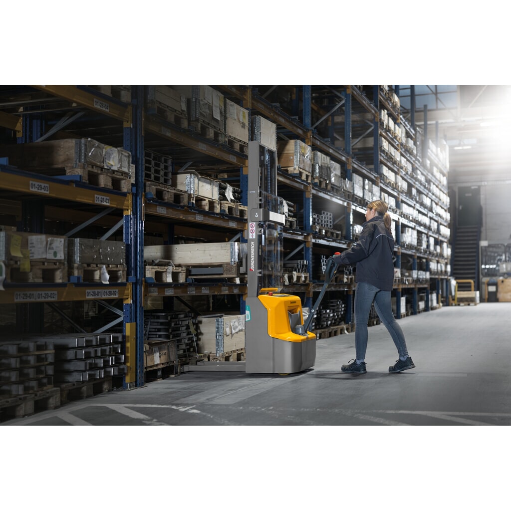 Imagem do produto n.º 9: Stacker Jungheinrich de plataforma de alta elevação de iões de lítio AMC 12, capacidade de carga de 1200 kg, mastro de elevação telescópico duplo, altura de elevação de 2600 mm